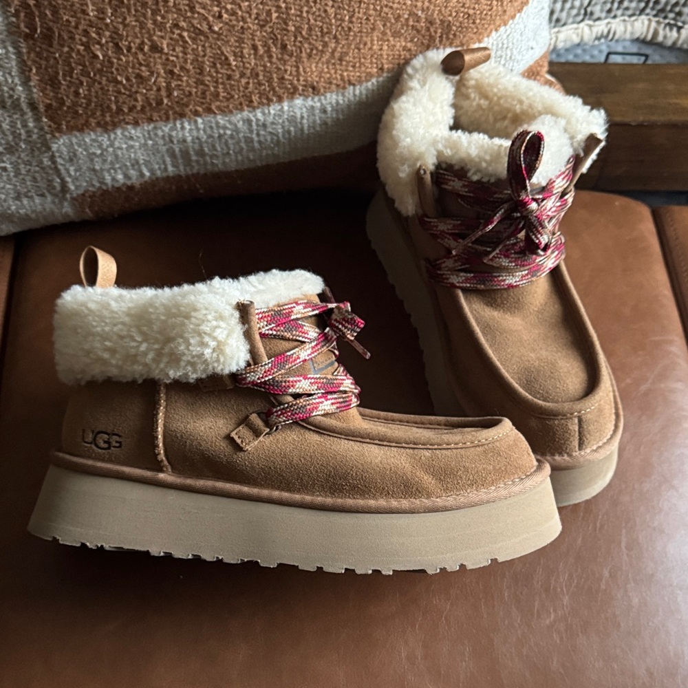 Women’s UGG Funkarra cabin
Cuff Boot - Chestnut